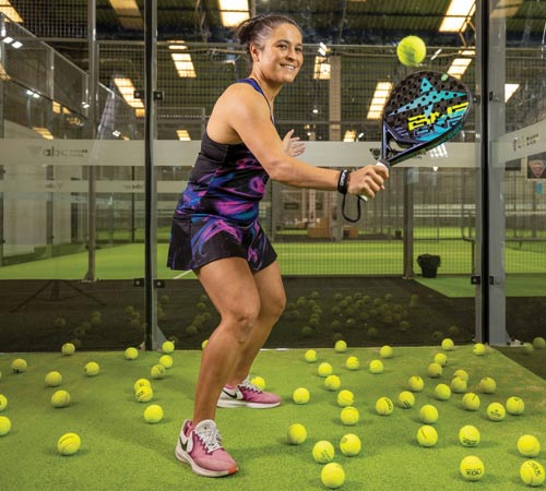 “Muitos começam a jogar sem aulas, ganhando vícios e arriscando lesões”, alerta Leninha Medeiros, diretora desportiva do clube ABC Indoor Padel.